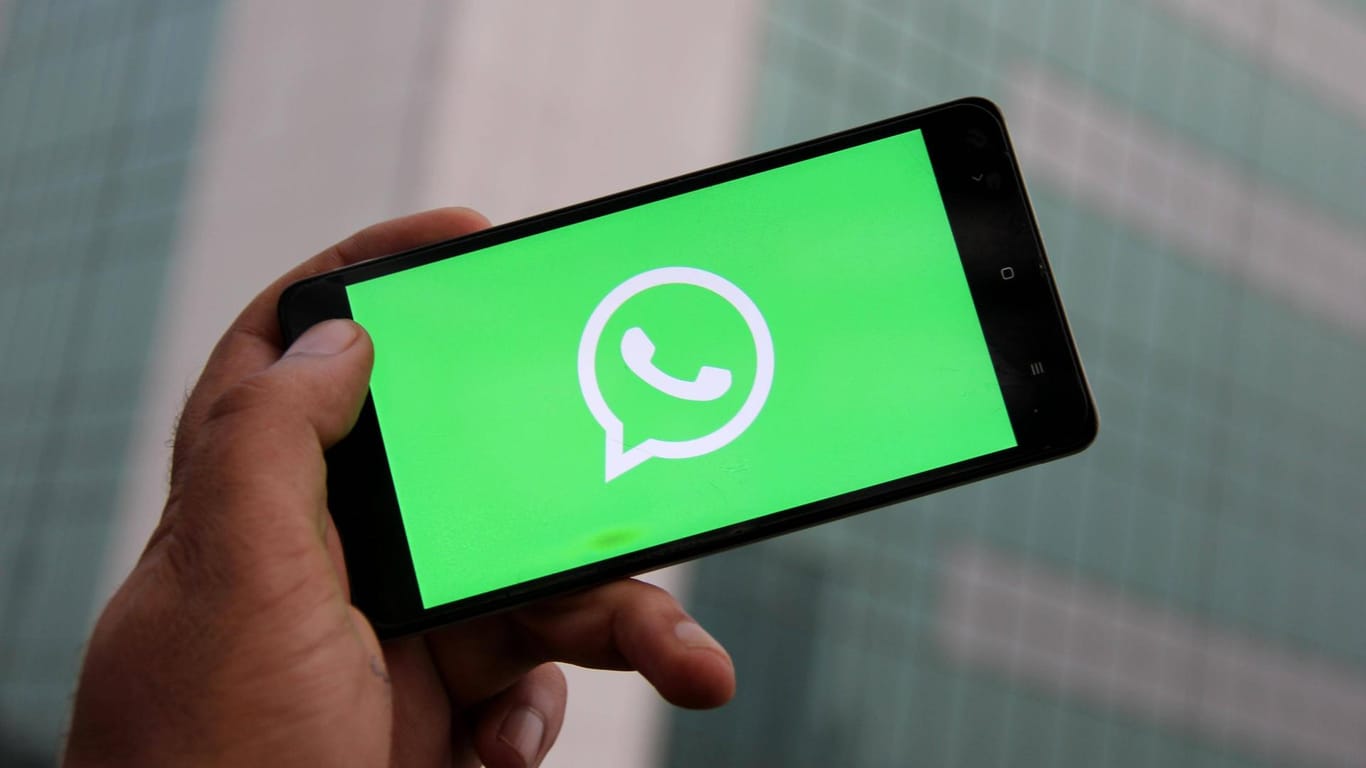 Das Logo von WhatsApp auf einem Smartphone (Symbolbild): Nutzer können beim Messenger ablaufende Nachrichten aktivieren.