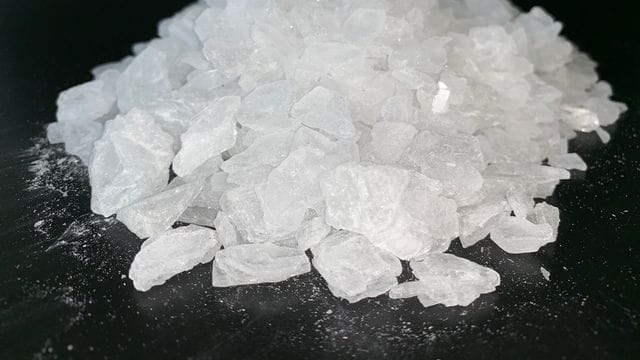 Crystal Meth liegt auf einer schwarzen Unterlage. Crystal Meth liegt auf einer schwarzen Unterlage.