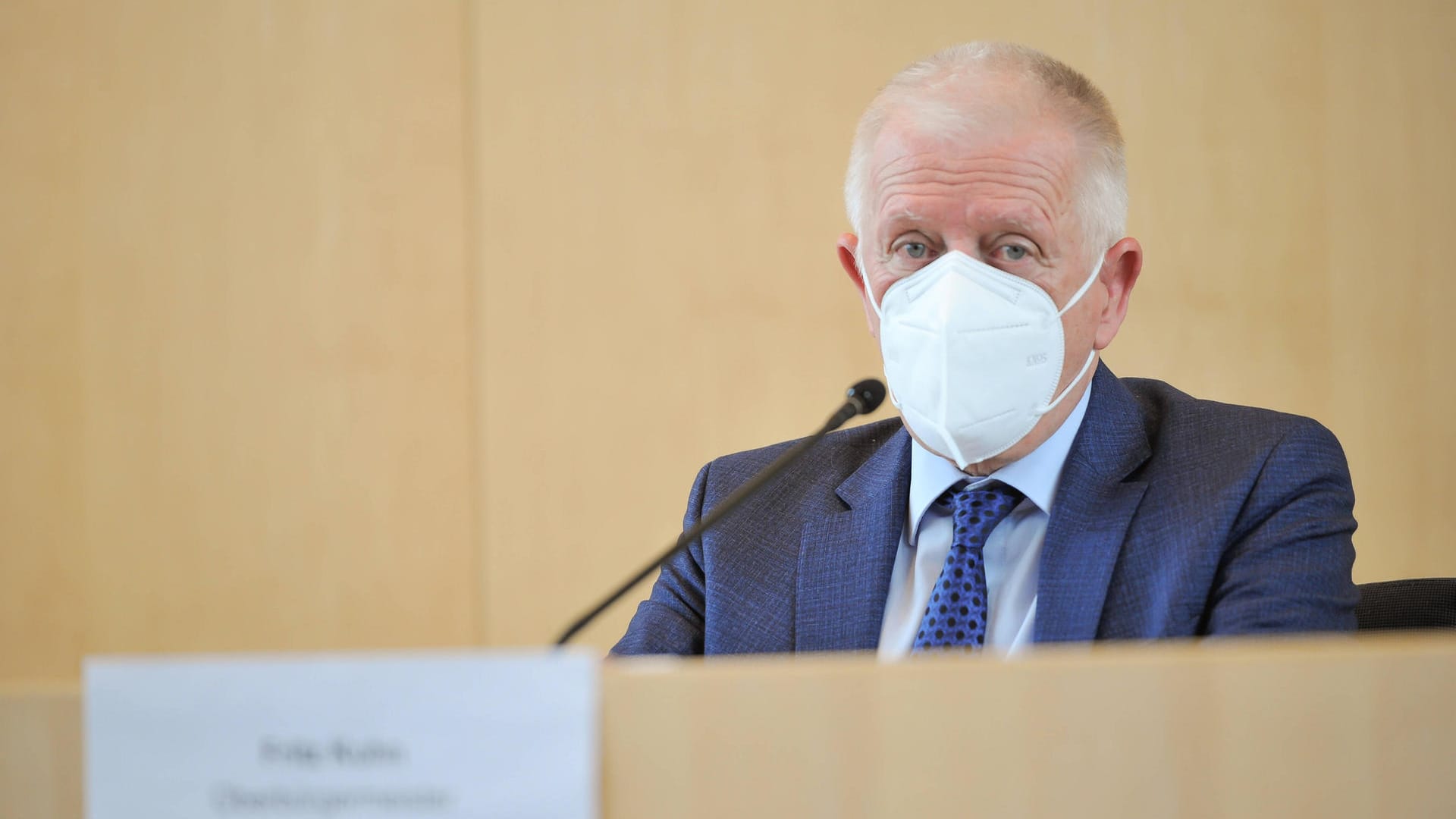Stuttgarts Oberbürgermeister Fritz Kuhn trägt einen Mund-Nasen-Schutz: Er begrüßt die von Bund und Ländern beschlossenen Verschärfungen der Corona-Maßnahmen. Stuttgarts Oberbürgermeister Fritz Kuhn trägt einen Mund-Nasen-Schutz: Er begrüßt die von Bund und Ländern beschlossenen Verschärfungen der Corona-Maßnahmen.