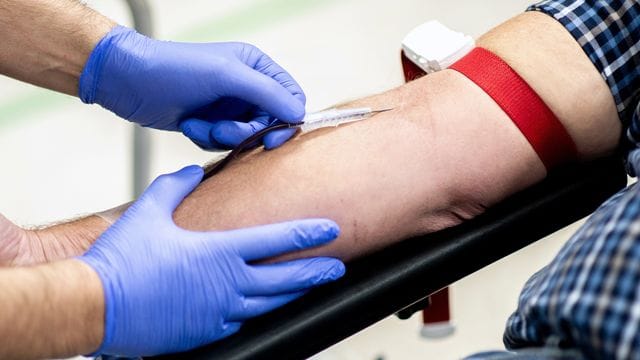 Bislang dürfen Männer in Großbritannien kein Blut spenden, wenn sie innerhalb der drei Monate davor Sex mit einem anderen Mann hatten. Bislang dürfen Männer in Großbritannien kein Blut spenden, wenn sie innerhalb der drei Monate davor Sex mit einem anderen Mann hatten.