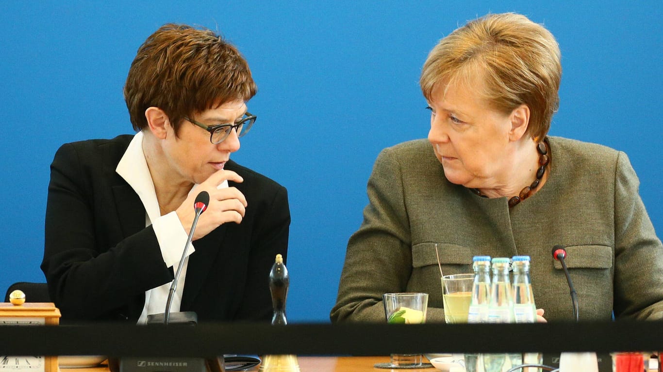 Bundeskanzlerin Angela Merkel und scheidende CDU-Vorsitzende Annegret Kramp-Karrenbauer: Nach ihrer Rückzugsankündigung braucht die CDU eine neue Führung.