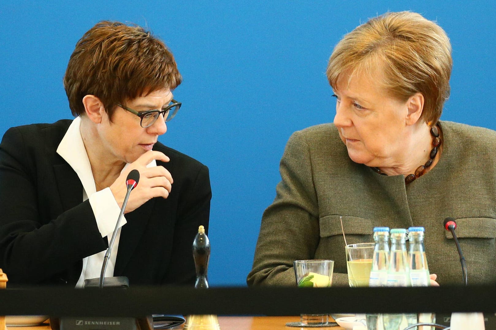 Bundeskanzlerin Angela Merkel und scheidende CDU-Vorsitzende Annegret Kramp-Karrenbauer: Nach ihrer Rückzugsankündigung braucht die CDU eine neue Führung.