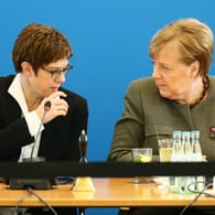 Bundeskanzlerin Angela Merkel und scheidende CDU-Vorsitzende Annegret Kramp-Karrenbauer: Nach ihrer Rückzugsankündigung braucht die CDU eine neue Führung.