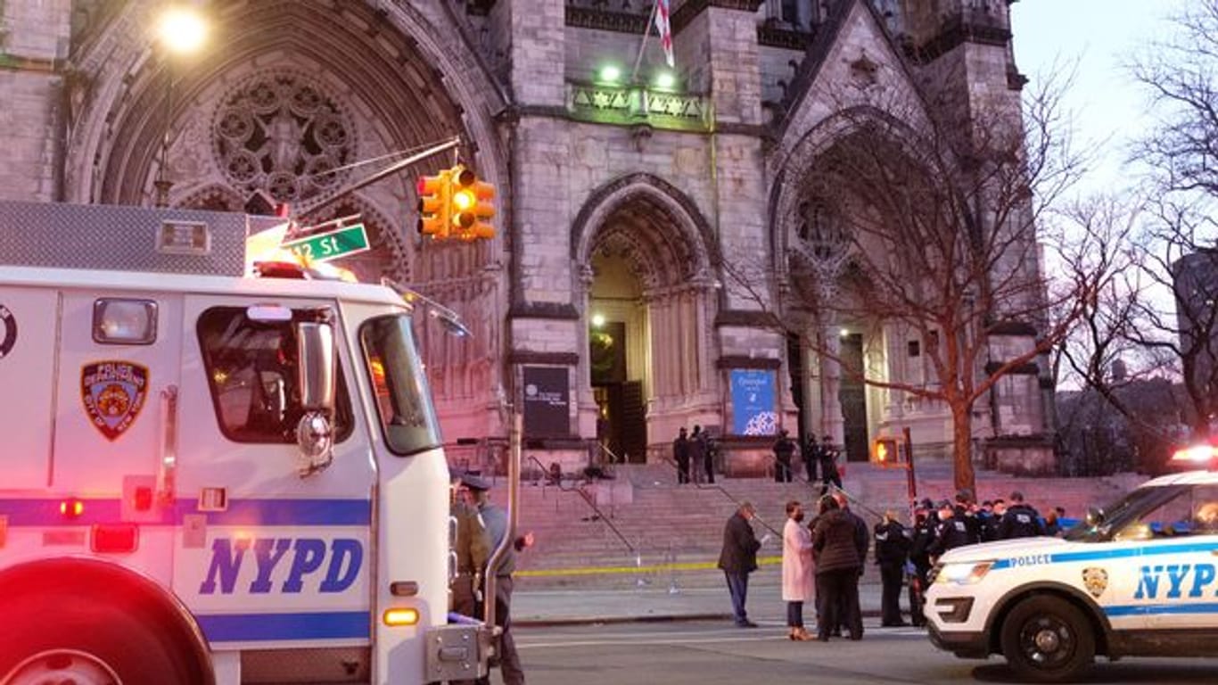 Polizei-Einheiten stehen vor der Kathedrale Saint John the Divine im Stadtteil Manhattan.