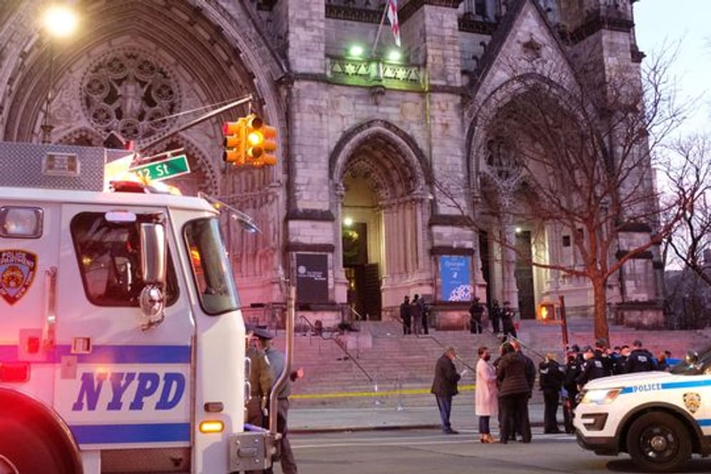 Polizei-Einheiten stehen vor der Kathedrale Saint John the Divine im Stadtteil Manhattan.