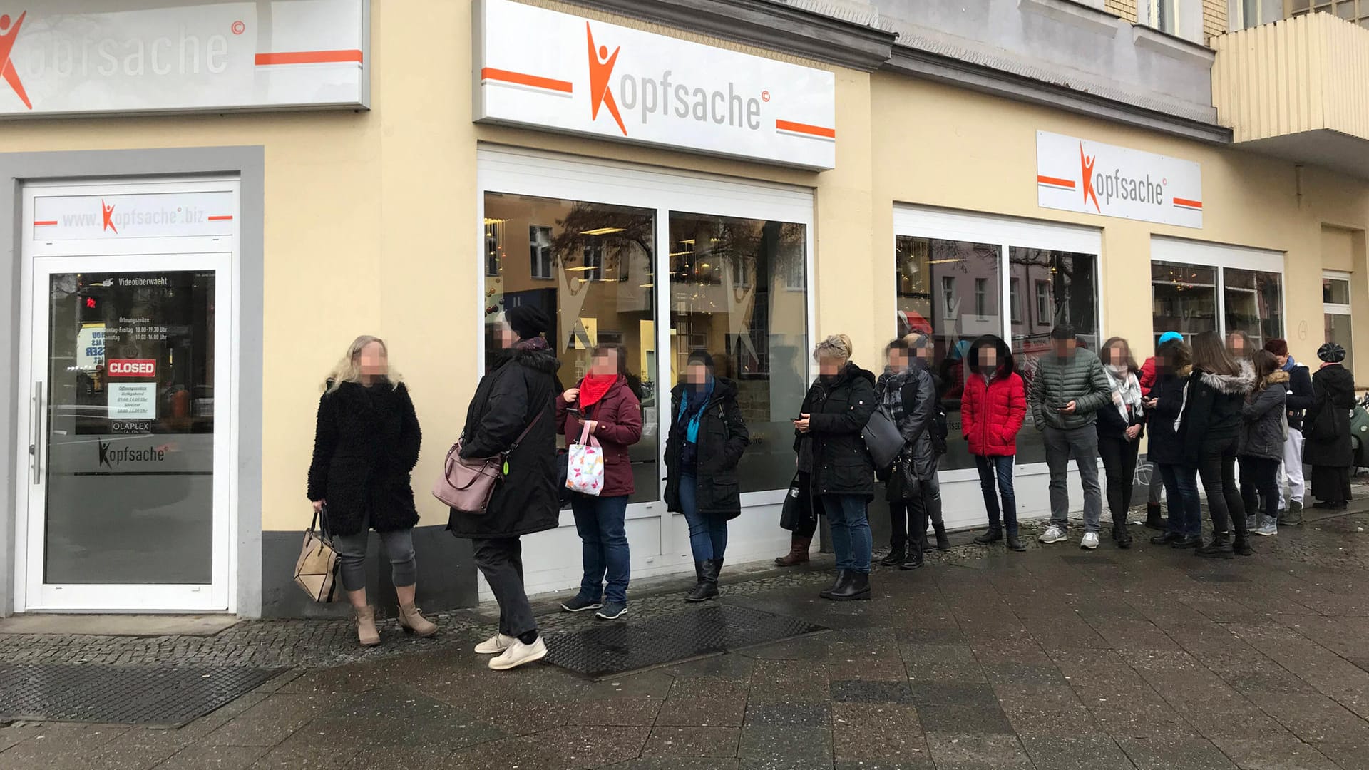 Friseursalon: Vor den Feiertagen ist der Ansturm auf Friseursalons regulär sehr hoch – der kommende Lockdown hat die Situation noch verschärft. (Symblbild)