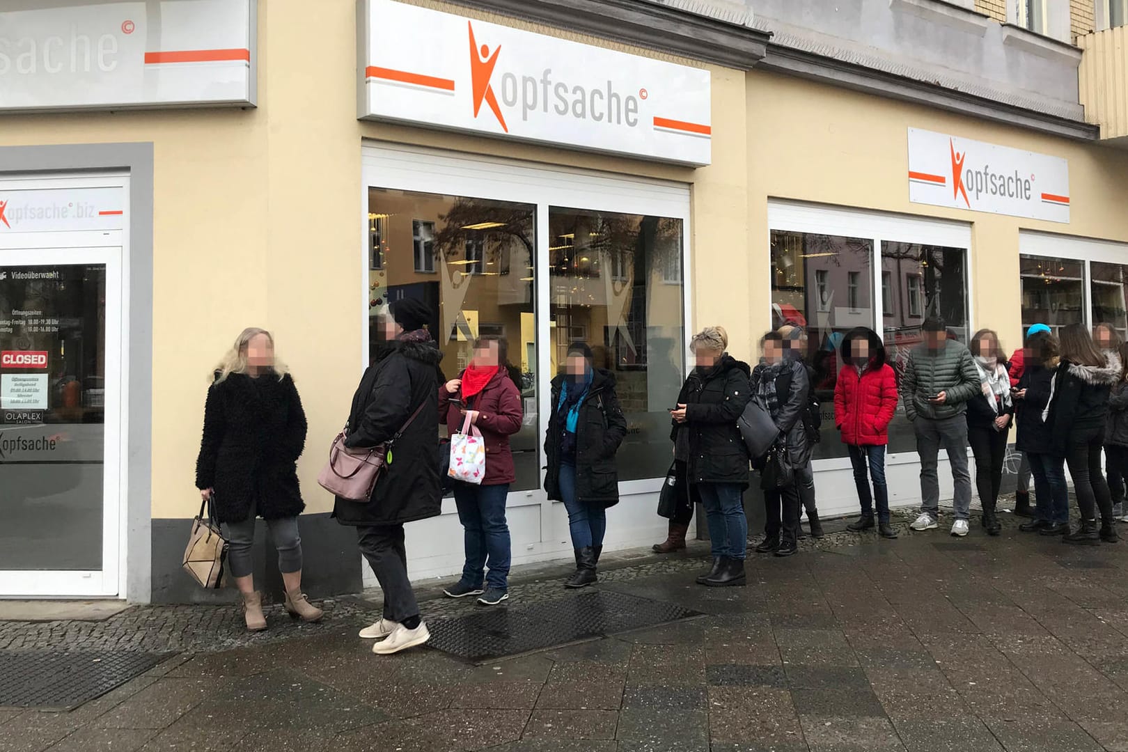 Friseursalon: Vor den Feiertagen ist der Ansturm auf Friseursalons regulär sehr hoch – der kommende Lockdown hat die Situation noch verschärft. (Symblbild)