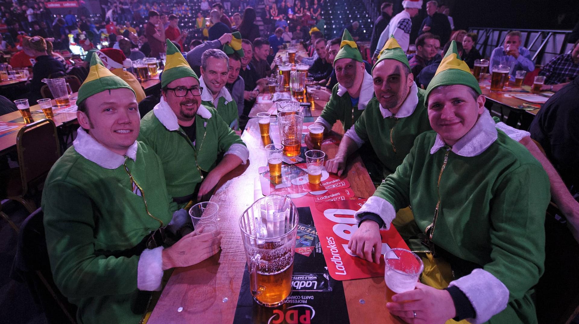 Ein Bild, das es so in diesem Jahr nicht geben wird: Irische Fans bei der Darts-WM 2013 in London.