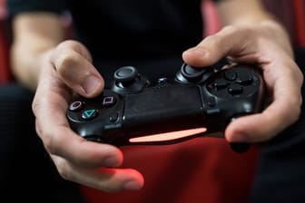 Ein Gamer spielt mit einer PlayStation 4.
