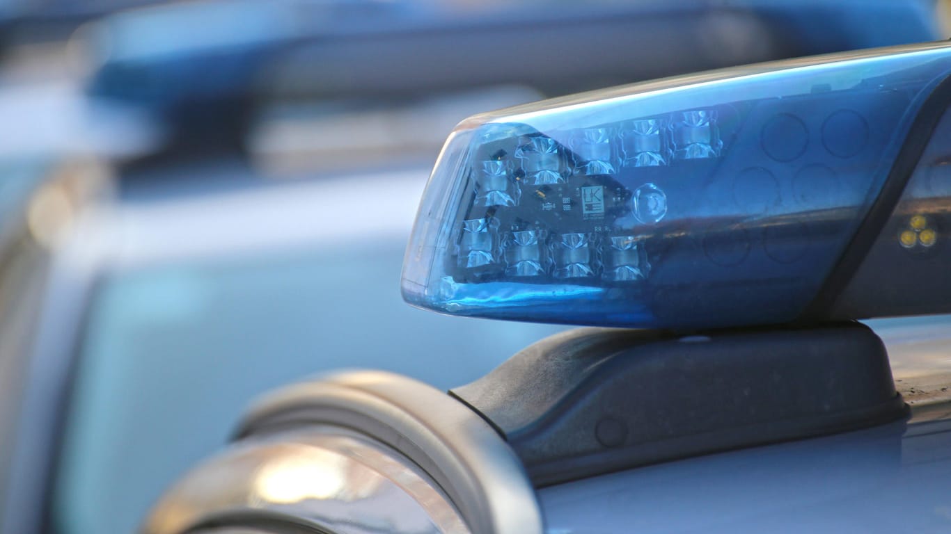 Blaulicht am Polizeiwagen (Symbolbild): In Nürnberg haben Unbekannte Passanten schickaniert.