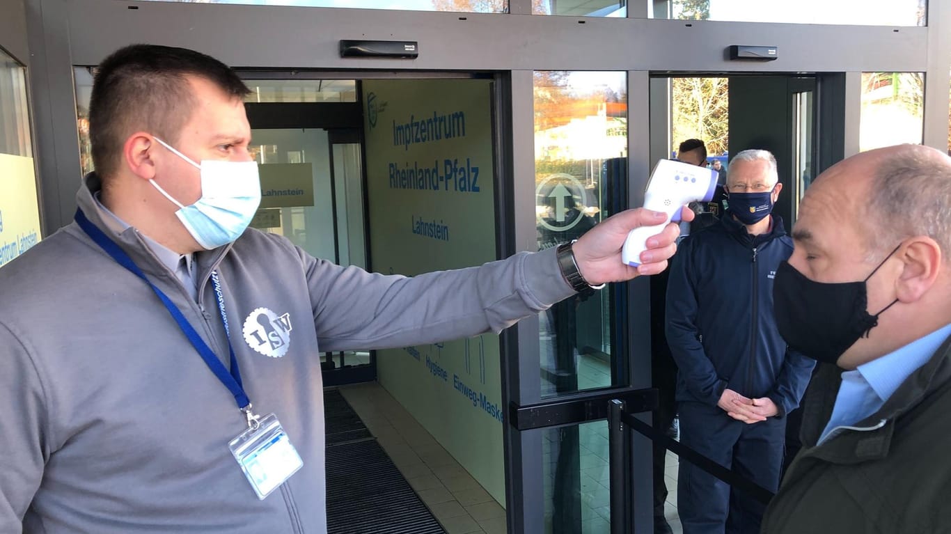 Impfzentrum Lahnstein: Bei einem Probedurchgang wird einem Besucher am Eingang die Temperatur gemessen.