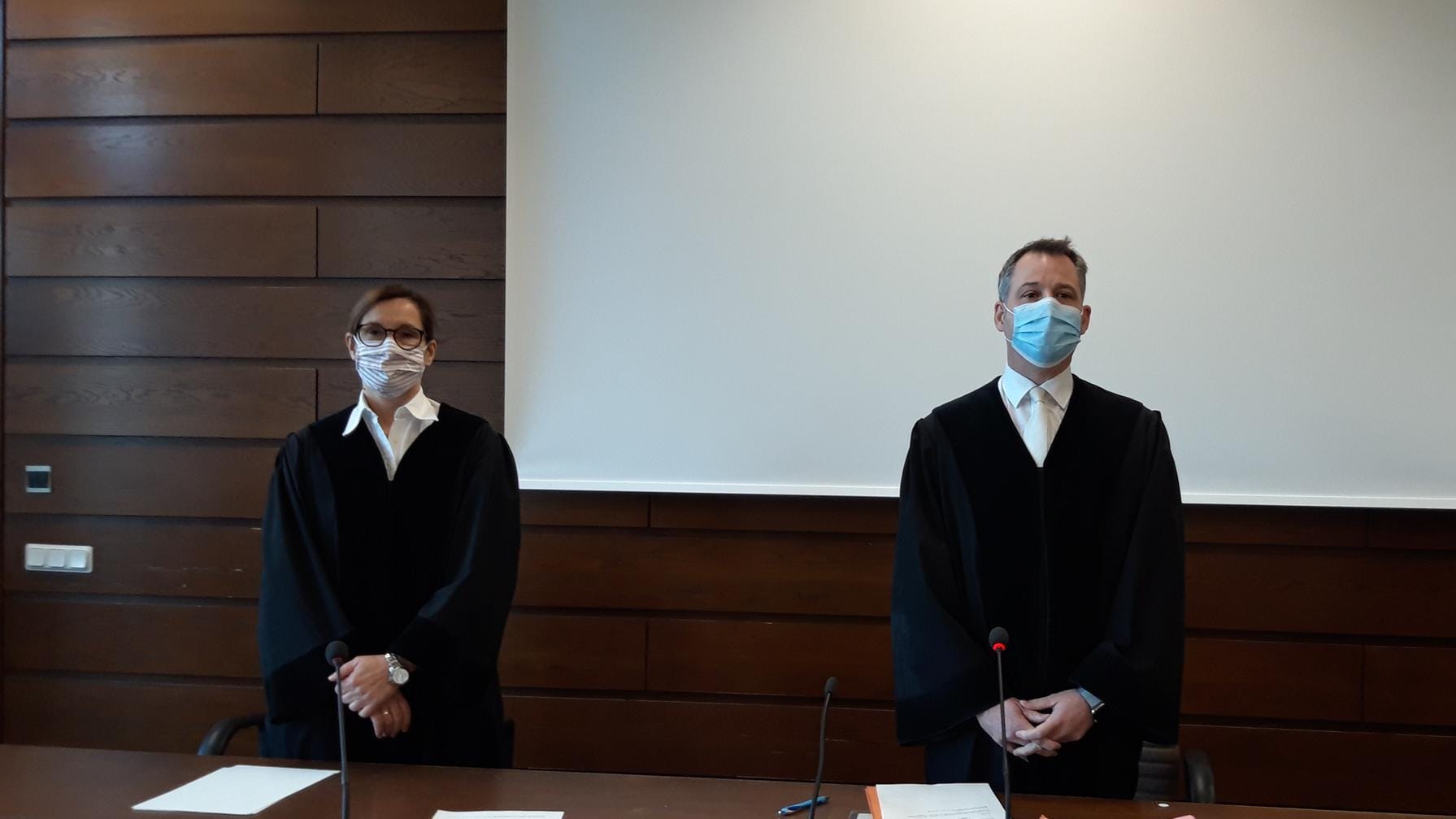 Blick auf die Richterbank mit Vorsitzendem Prof. Dr. Orth: "Geradezu martialisch" seien die Taten des Familienvaters gewesen, sagte dieser.