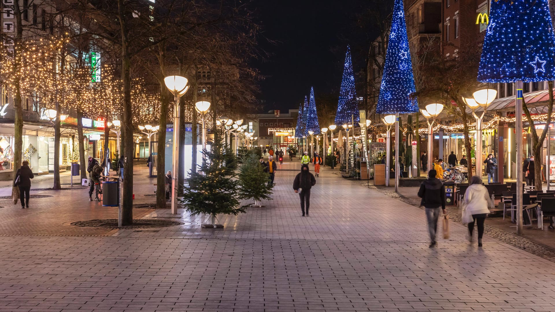 Vorweihnachtliches Treiben auf der Königstraße in Duisburgs Innenstadt *** Pre-Christmas hustle and bustle on the Königs