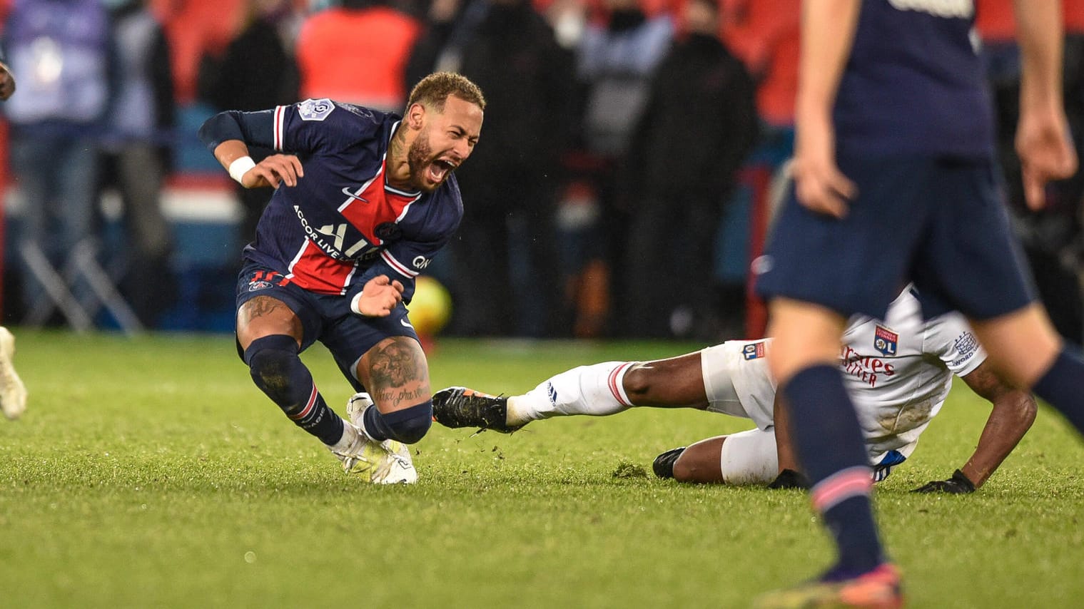 Neymar: Der Stürmer wurde im Spiel gegen Olympique Lyon gefoult und musste unter Tränen vom Platz.