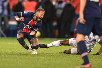 Neymar: Der Stürmer wurde im Spiel gegen Olympique Lyon gefoult und musste unter Tränen vom Platz.