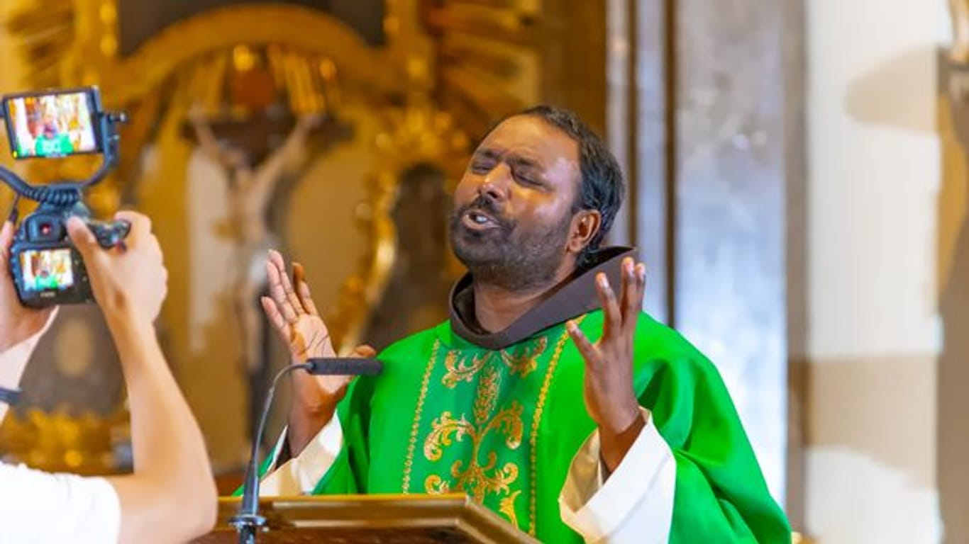 Der Franziskaner-Mönch Sandesh Manuel beim Singen in der Kirche.