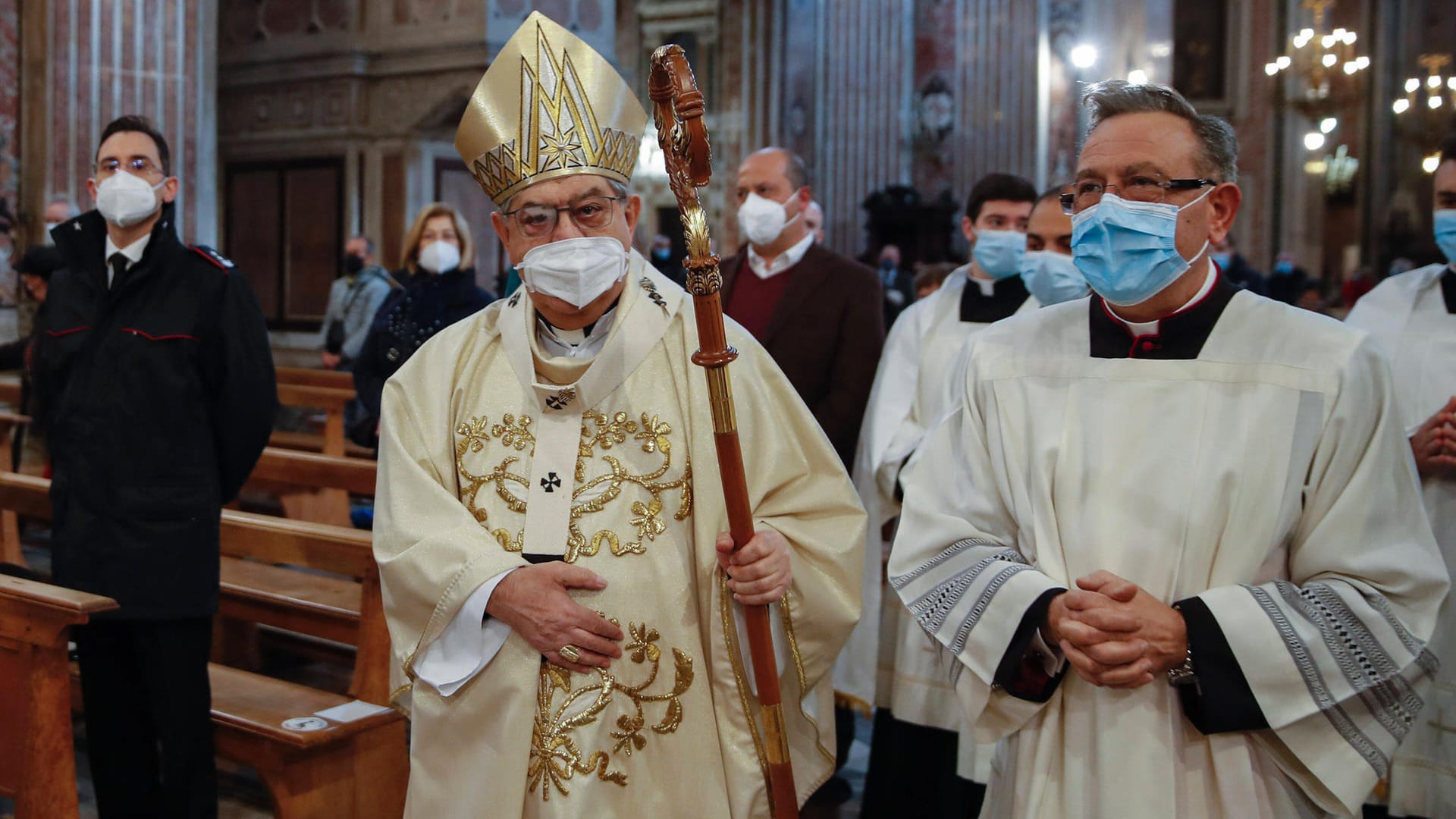 Messe mit Maske: Gottesdienste, wie hier im italienischen Neapel, sind in Corona-Zeiten umstritten.