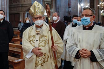 Messe mit Maske: Gottesdienste, wie hier im italienischen Neapel, sind in Corona-Zeiten umstritten.