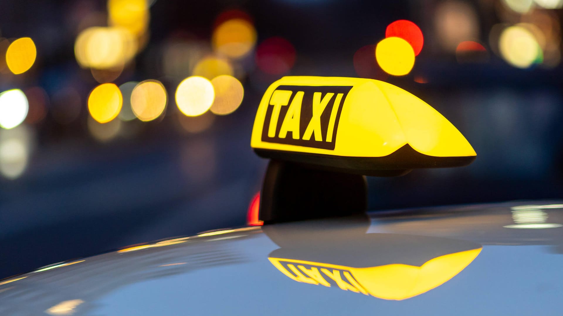 Ein Taxi in Berlin (Symbolbild): Ein 19-Jähriger ist nach einem Streit mti einem Taxifahrer gestorben.