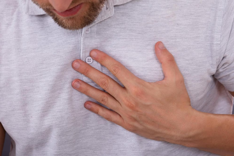 Herzinfarkt: Männer verspüren bei einem Herzinfarkt oft ein Stechen oder Schmerzen in der Brust. (Symbolbild)