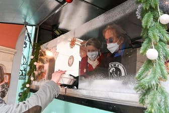 Frank Zander und Franziska Giffey (SPD) geben in Kreuzberg warmes Essen für Obdachlose aus: Zanders traditionelles Weihnachtsessen für Obdachlose und Bedürftige wurde Corona-bedingt abgesagt.