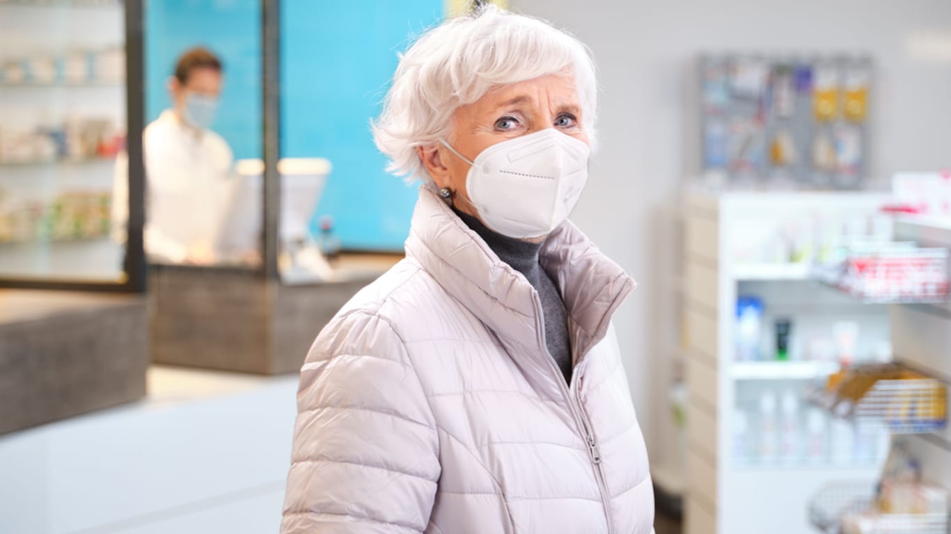 Frau mit FFP2-Maske in einer Apotheke: Drei Stück sind ab Dienstag für Risikopatienten kostenlos. (Symbolfoto)