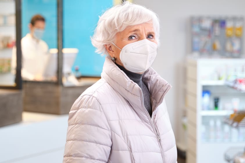 Frau mit FFP2-Maske in einer Apotheke: Drei Stück sind ab Dienstag für Risikopatienten kostenlos. (Symbolfoto)