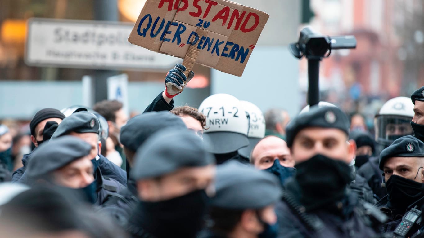 Polizisten und versammelte Gegendemonstranten in Frankfurt: Trotz des Demo-Verbots sind "Querdenker" und Gegendemonstranten auf die Straße gegangen. Mehrere wurden festgenommen.