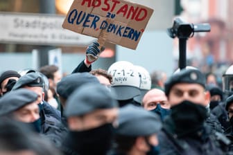 Polizisten und versammelte Gegendemonstranten in Frankfurt: Trotz des Demo-Verbots sind "Querdenker" und Gegendemonstranten auf die Straße gegangen. Mehrere wurden festgenommen.
