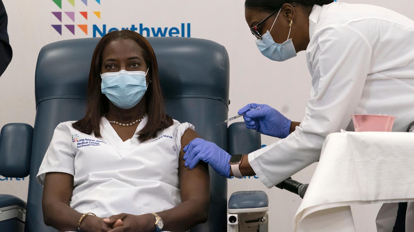 Krankenschwester Sandra Lindsay (l.) bei ihrer Impfung gegen das Coronavirus: "Ich fühle mich erleichtert."