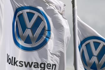 Flaggen mit dem VW-Logo (Symbolbild): Im VW-Dieselskandal wird der Bundesgerichtshof die Schadensersatzansprüche voraussichtlich weiter eingrenzen.