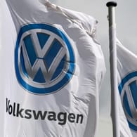 Flaggen mit dem VW-Logo (Symbolbild): Im VW-Dieselskandal wird der Bundesgerichtshof die Schadensersatzansprüche voraussichtlich weiter eingrenzen.