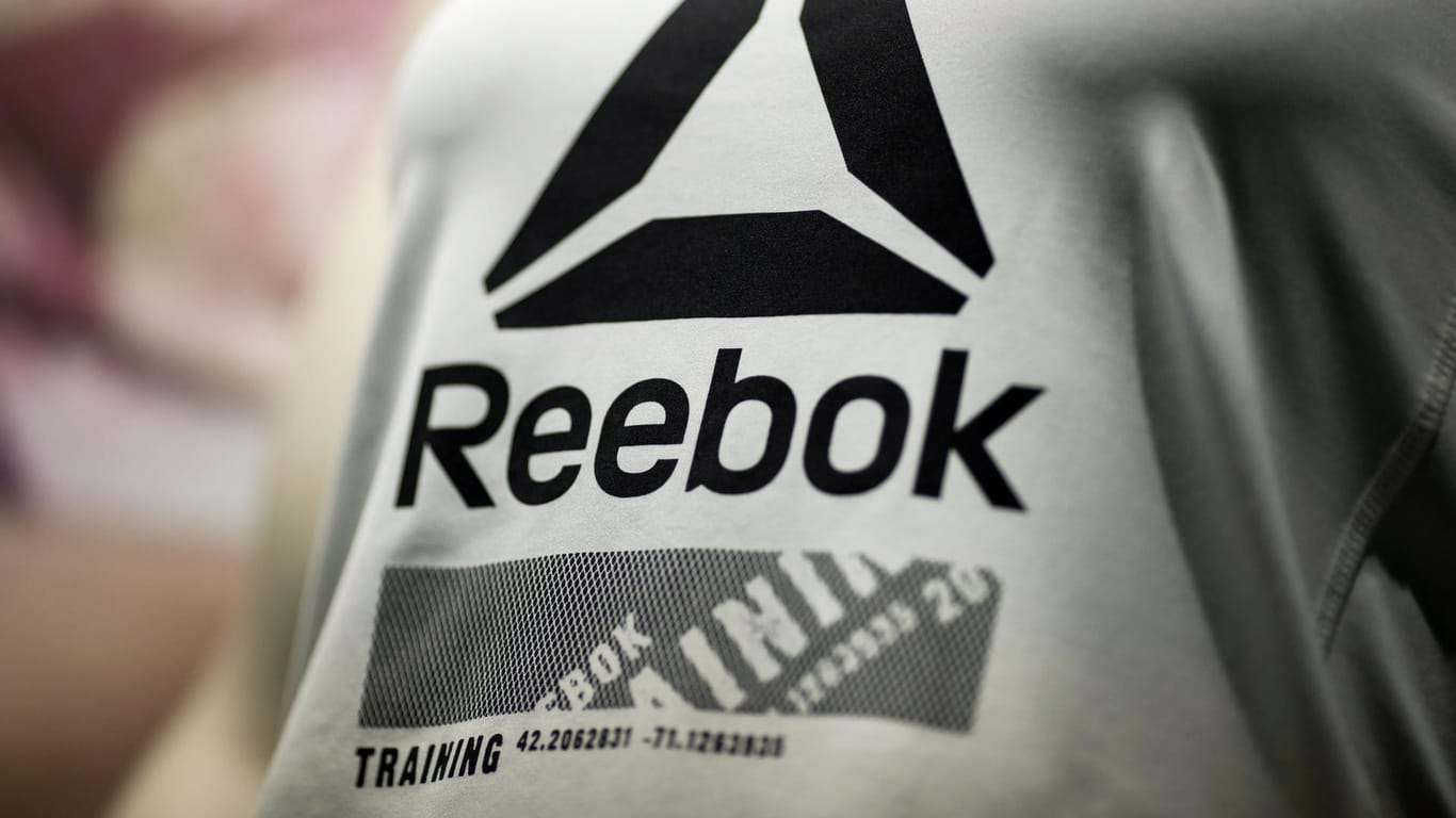 Reebok-Logo auf einem Shirt (Symbolbild): Adidas erwägt eine Trennung von der Marke.