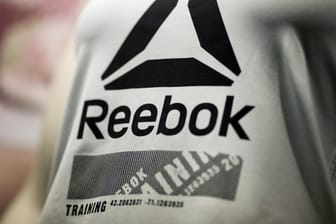 Reebok-Logo auf einem Shirt (Symbolbild): Adidas erwägt eine Trennung von der Marke.