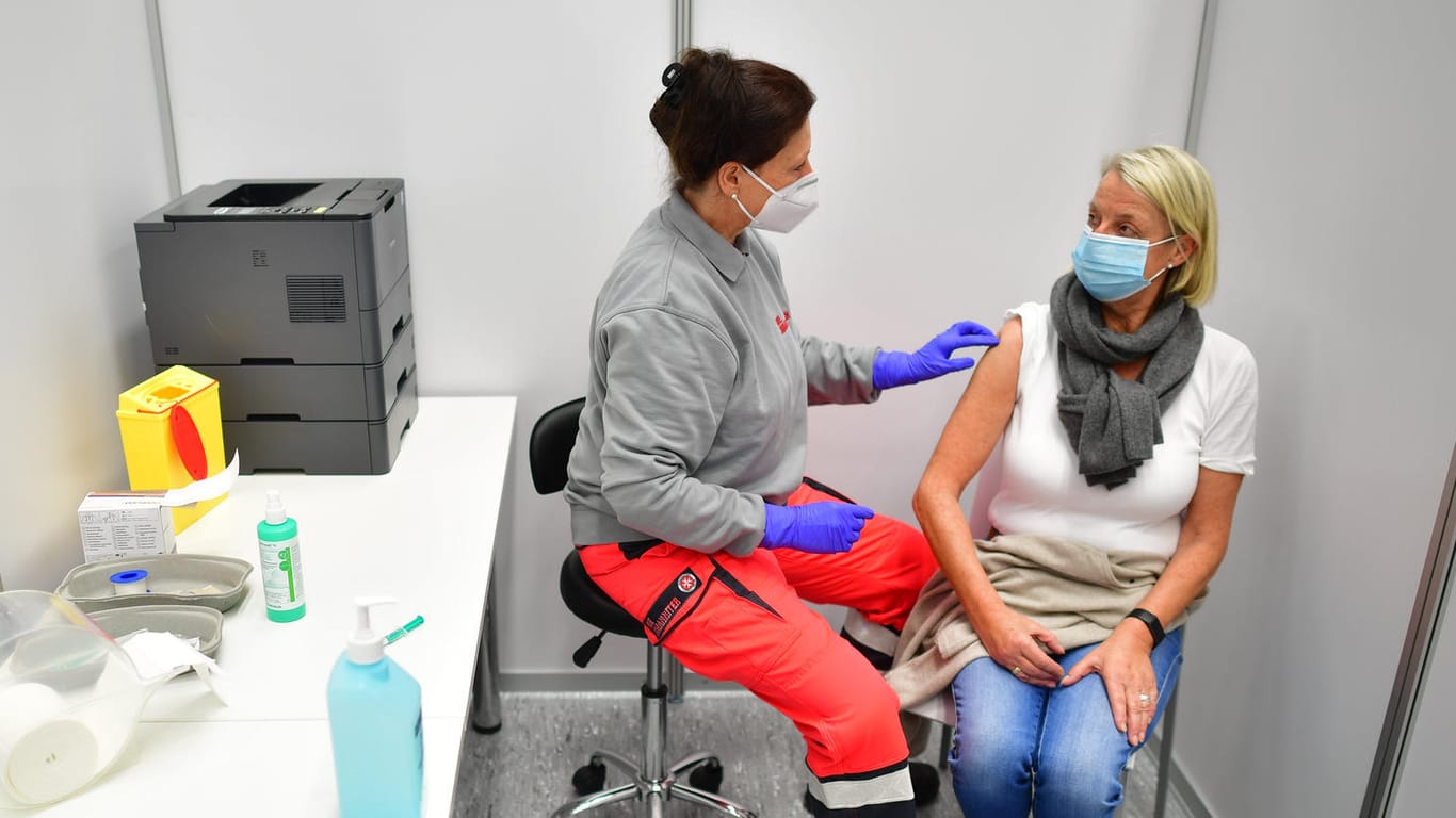 Probelauf in einem Impfzentrum in Osnabrück: Während Deutschland sich noch vorbereitet, wird in anderen Ländern bereits geimpft.