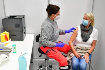 Probelauf in einem Impfzentrum in Osnabrück: Während Deutschland sich noch vorbereitet, wird in anderen Ländern bereits geimpft.