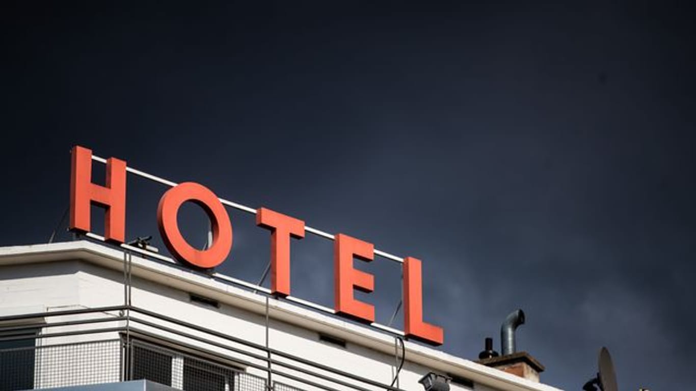 Die Buchstaben "Hotel" stehen auf einem Gebäude (Symbolbild): Hotels bleiben in Hamburg trotz Lockdown geöffnet.