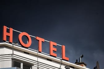 Die Buchstaben "Hotel" stehen auf einem Gebäude (Symbolbild): Hotels bleiben in Hamburg trotz Lockdown geöffnet.