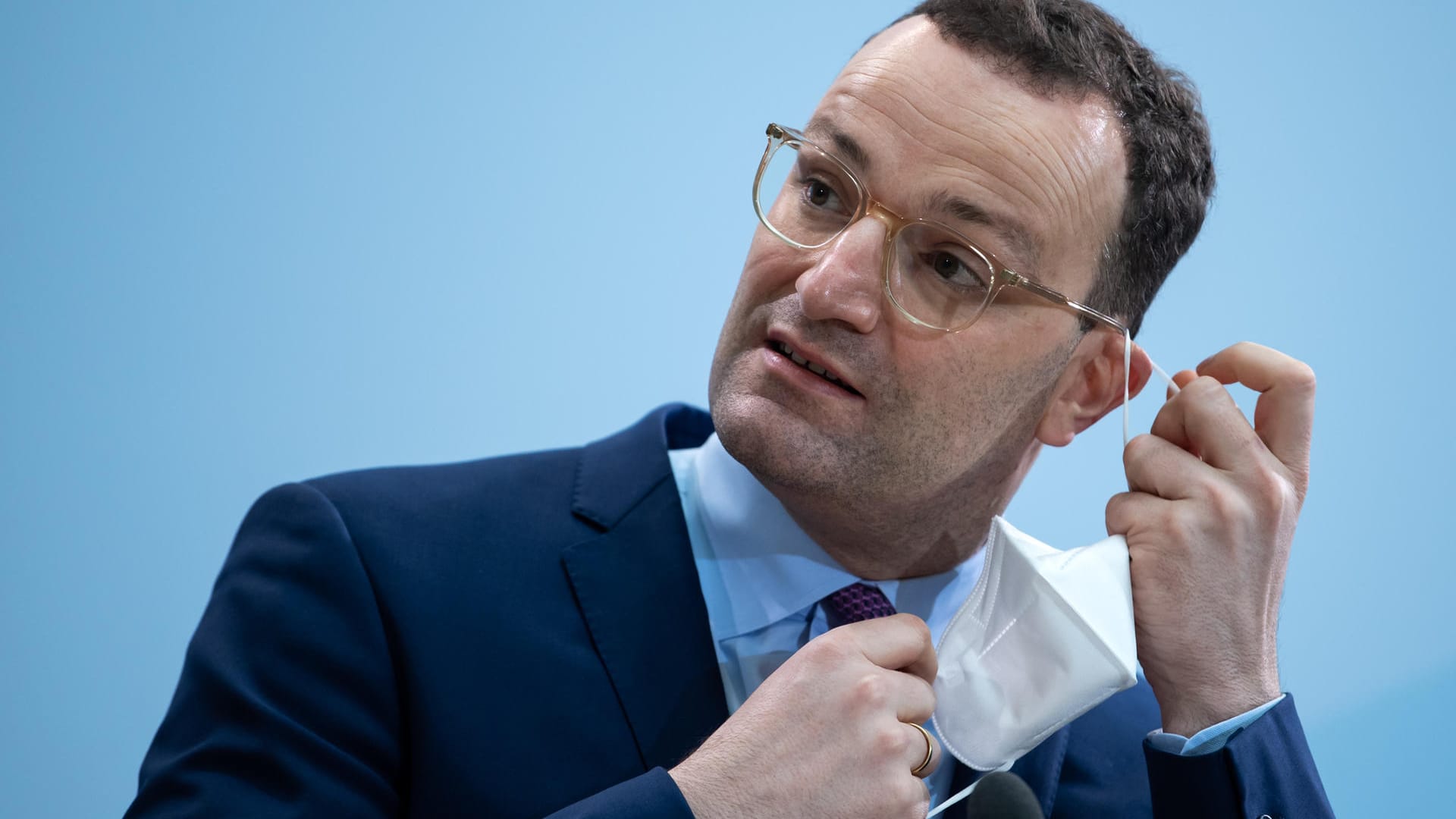 Mit FFP2-Masken gegen SARS-CoV-2: Angesichts der Krise hat Bundesgesundheitsminister Jens Spahn Risikopatienten kostenlose Masken versprochen. Der Bund erstattet das Apotheken sehr großzügig – weit über aktuellem Marktpreis.