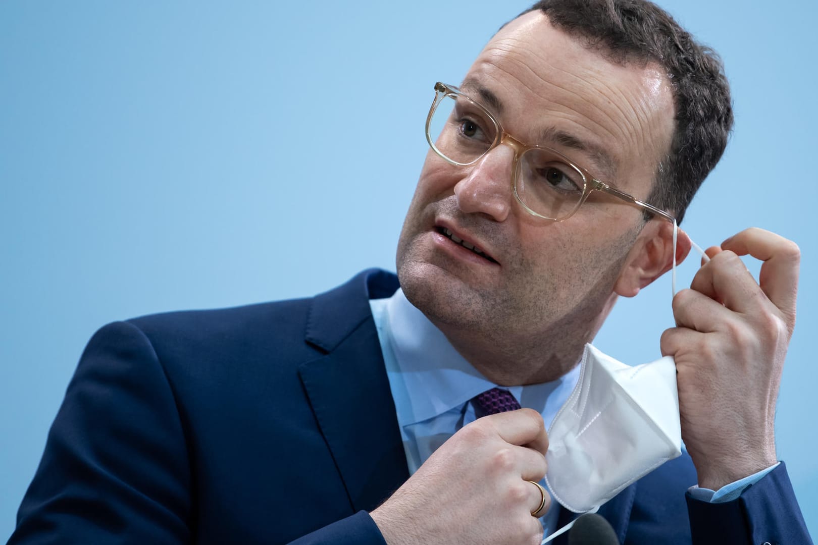 Mit FFP2-Masken gegen SARS-CoV-2: Angesichts der Krise hat Bundesgesundheitsminister Jens Spahn Risikopatienten kostenlose Masken versprochen. Der Bund erstattet das Apotheken sehr großzügig – weit über aktuellem Marktpreis.