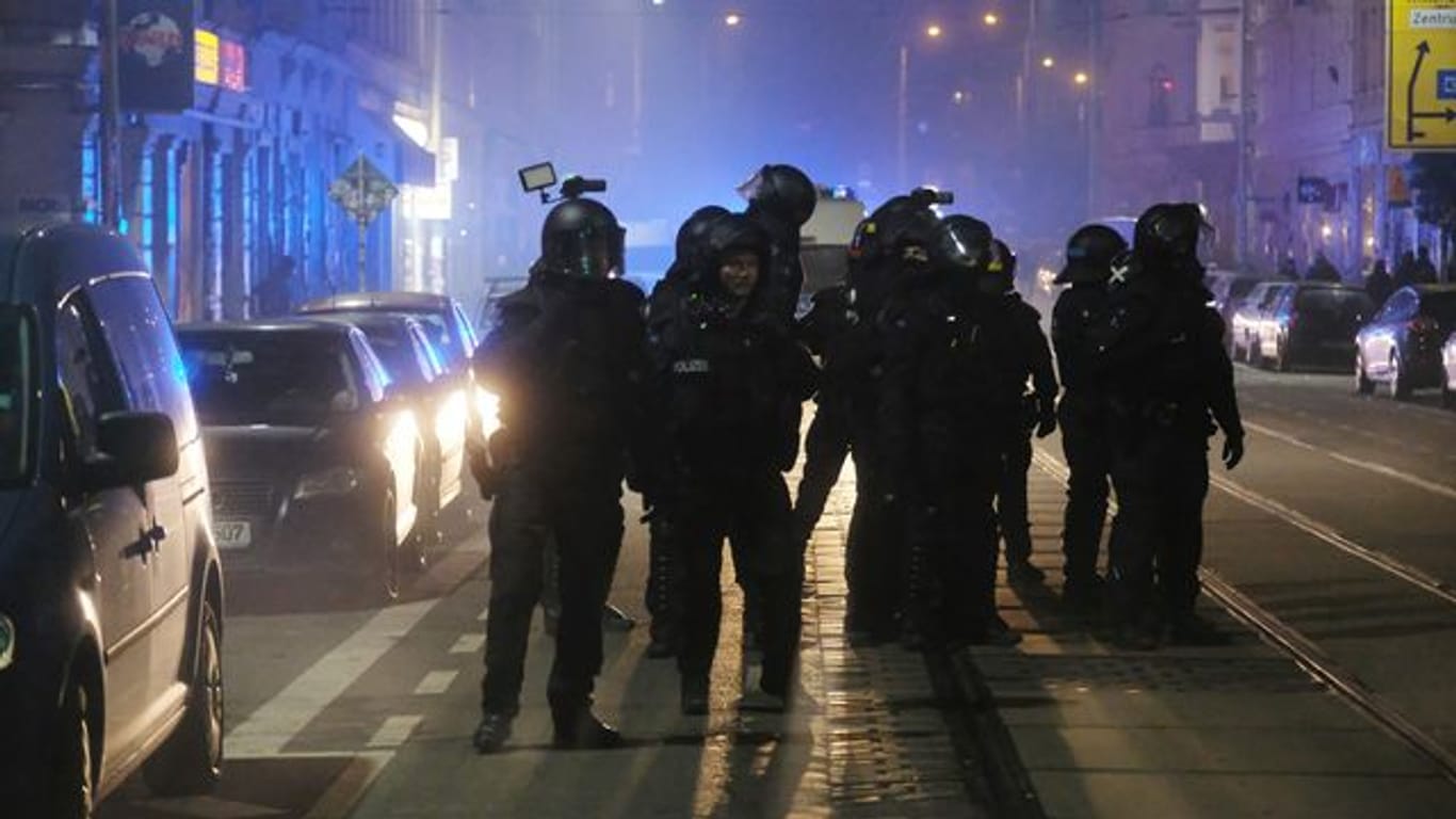 Im Verlauf einer linken Demonstration im Leipziger Stadtteil Connewitz wurden Polizisten mit Gegenständen beworfen.