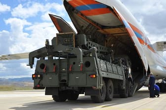 Teile des Raketenabwehrsystems S-400 aus Russland werden auf dem Luftwaffenstützpunkt Mürted aus einer russischen Antonow entladen.