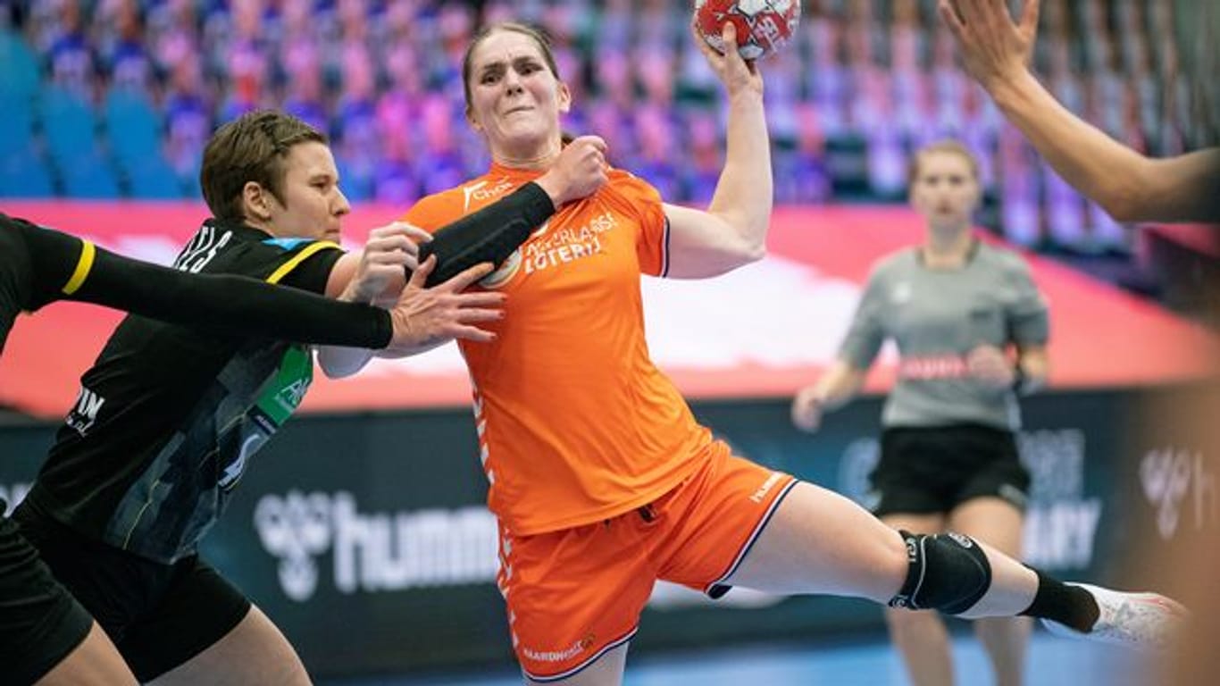 Deutschlands Handball-Frauen um Alina Grijseels (l) mussten sich den Niederlanden knapp geschlagen geben.