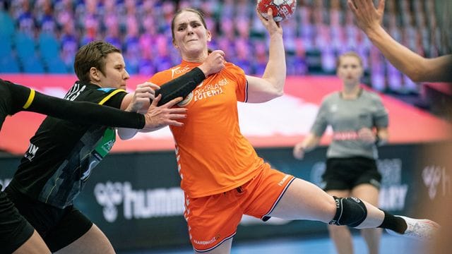 Deutschlands Handball-Frauen um Alina Grijseels (l) mussten sich den Niederlanden knapp geschlagen geben.