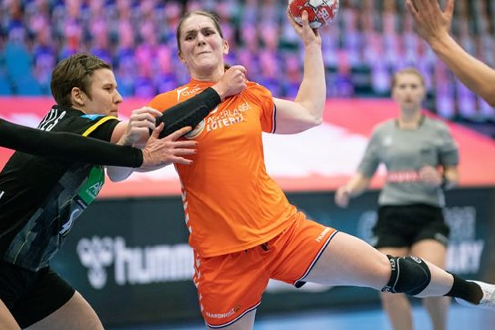 Deutschlands Handball-Frauen um Alina Grijseels (l) mussten sich den Niederlanden knapp geschlagen geben.