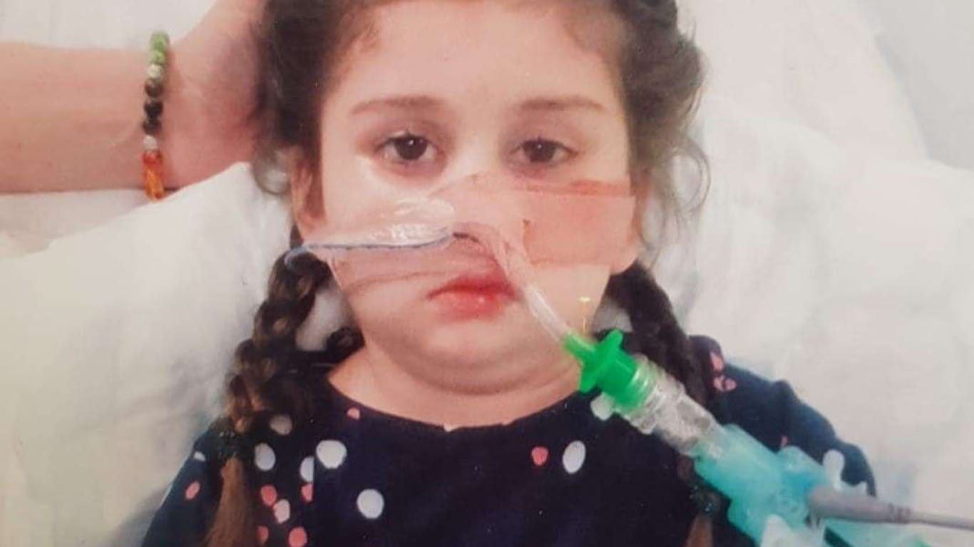 Die fünfjährige Pippa Knight in ihrem Krankenhausbett: Ihre Mutter will sie zu Hause künstlich beatmen.