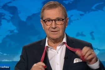 Jan Hofer: Der Chefsprecher der "Tagesschau" zieht sich nach seiner letzten Sendung am Montagabend die Krawatte aus.