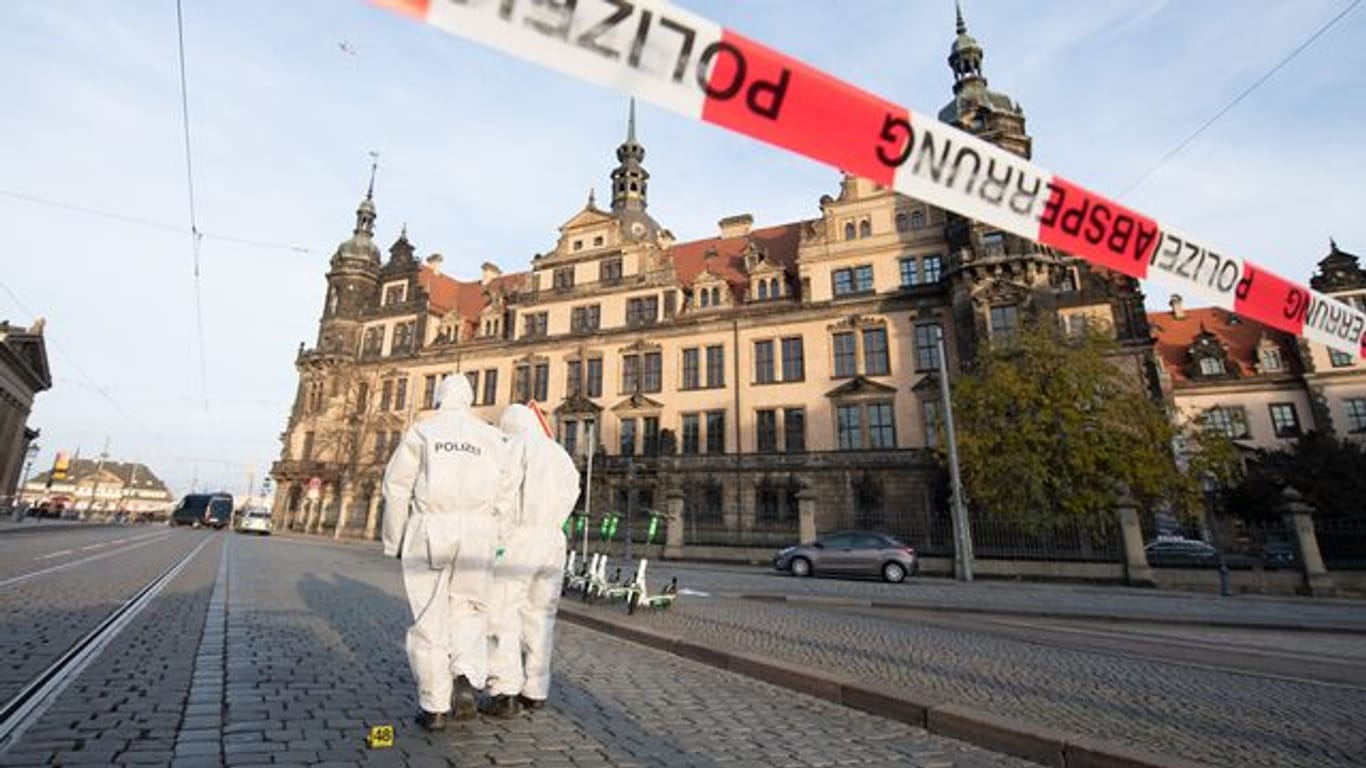 Mitarbeiter der Spurensicherung nach der Tat vor dem Residenzschloss in Dresden.