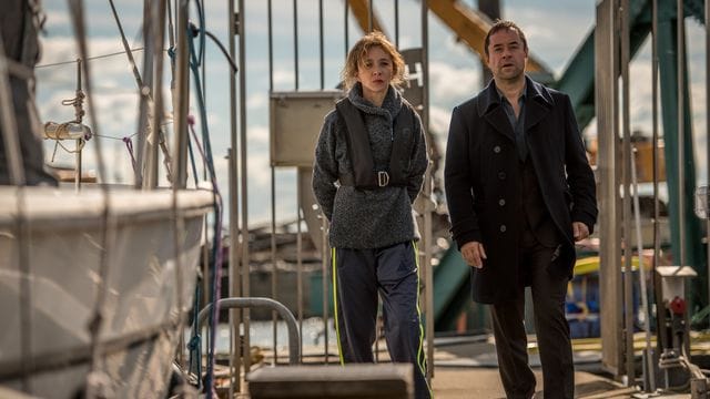 Hauptkommissar Jan Holzer (Jan Josef Liefers) lernt bei seinen Ermittlungen die gehörlose Elena (Sylvie Testud) kennen. Hauptkommissar Jan Holzer (Jan Josef Liefers) lernt bei seinen Ermittlungen die gehörlose Elena (Sylvie Testud) kennen.