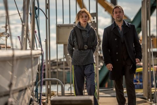 Hauptkommissar Jan Holzer (Jan Josef Liefers) lernt bei seinen Ermittlungen die gehörlose Elena (Sylvie Testud) kennen.